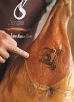 Close-up of the V-shape cut of a jamon