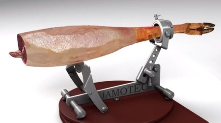 Jamón colocado sobre el estribo de la jamonera