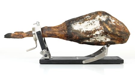 Jamotec JP Luxe ham holder with the ham resting on the support bracket