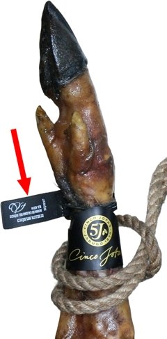 Precinto de plástico negro alrededor de la pezuña de un jamón ibérico